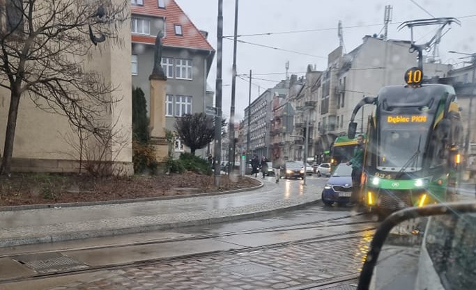 Zderzenie samochodu z tramwajem na ul. Wierzbięcice