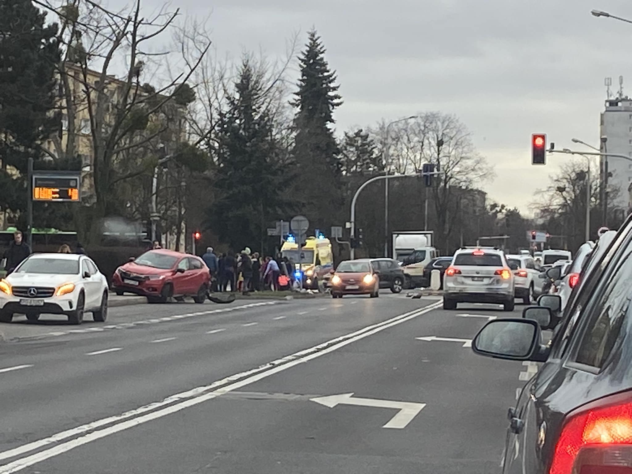 Wypadek na skrzyżowaniu ul. Marcelińskiej i Grochowskiej – cztery pojazdy uszkodzone, osoby ranne.