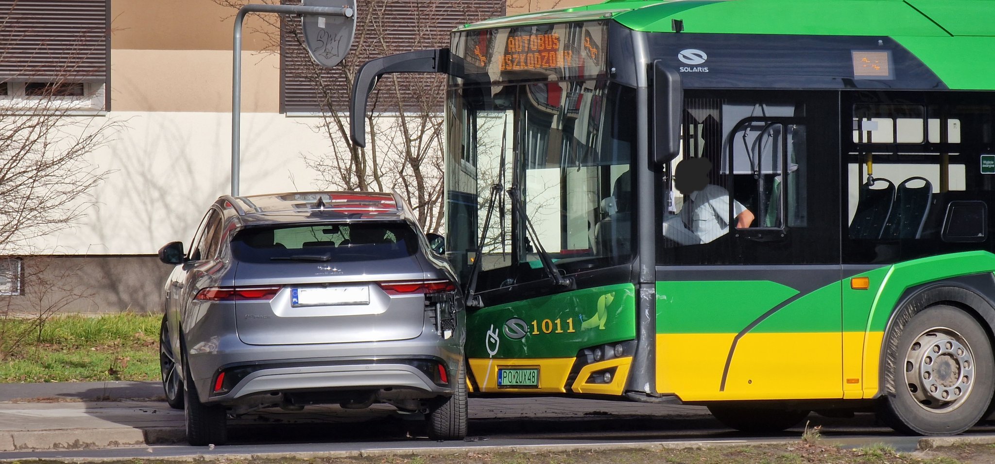 Zderzenie samochodu z autobusem na ul. Grunwaldzkiej