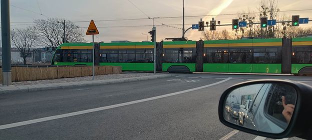 Uszkodzony tramwaj blokuje przejazd przez Rondo Rataje (Aktualizacja)