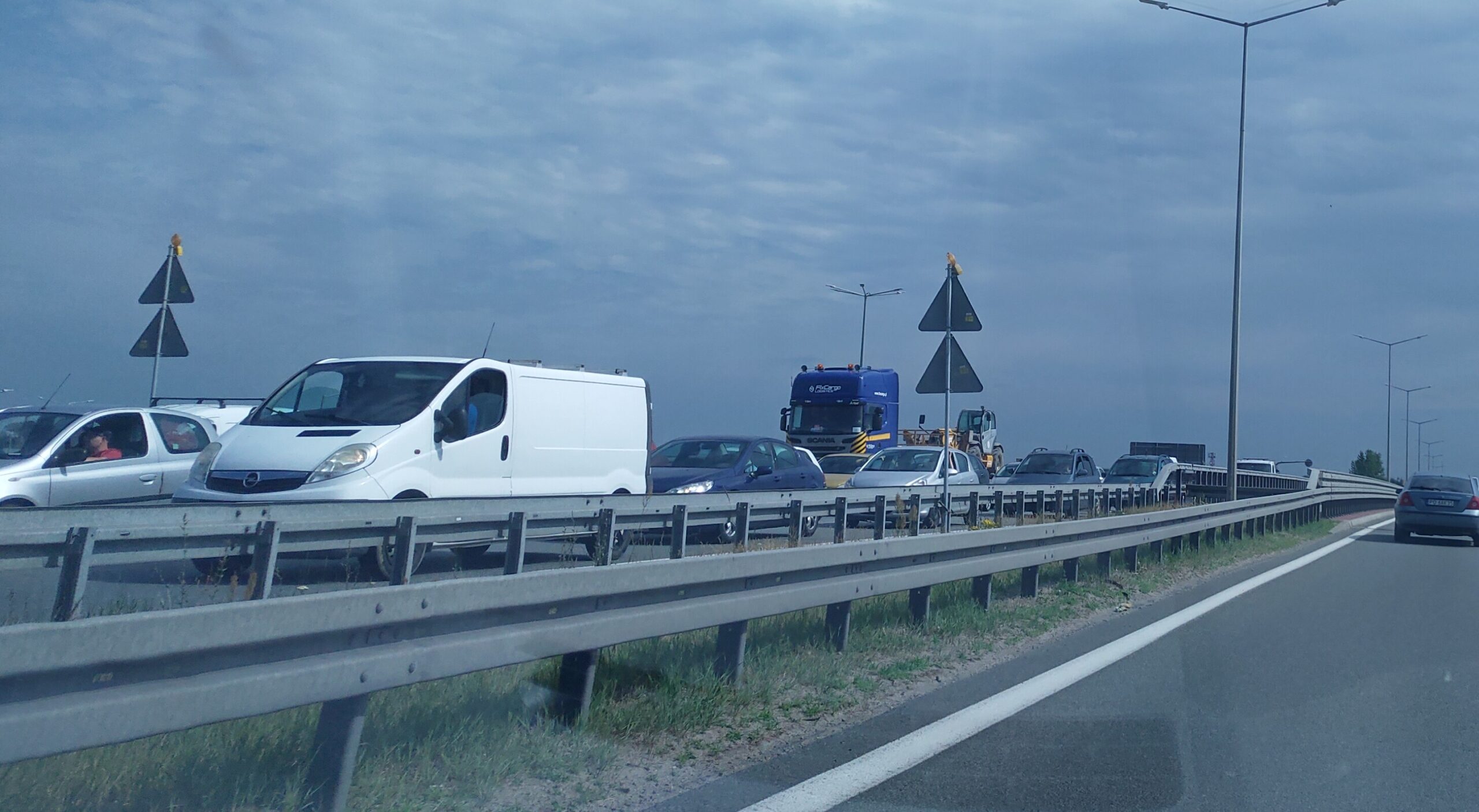 Zderzenie kilku samochodów na trasie S11 – utrudnienia na węźle Poznań Krzesiny (Aktualizacja)