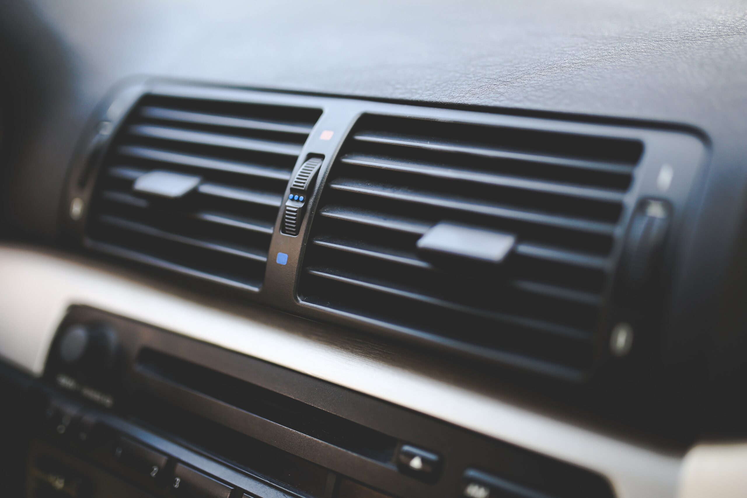 Jak dbać o klimatyzację w samochodzie?
