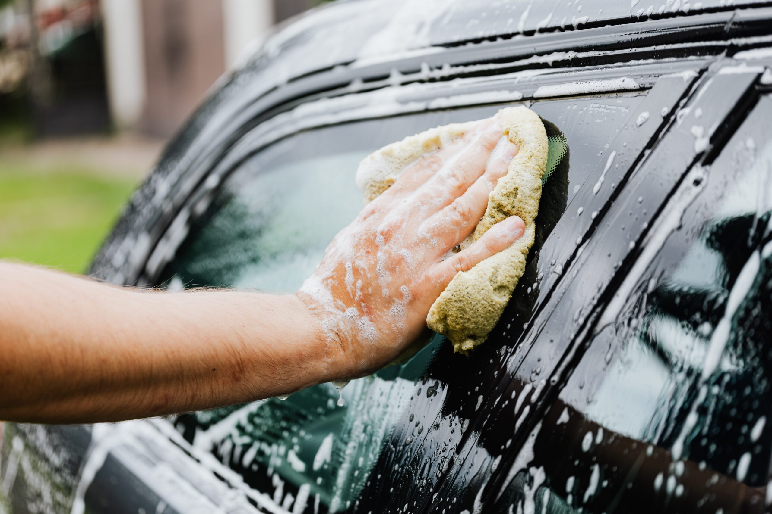 Jak myć samochód, by nie porysować lakieru?