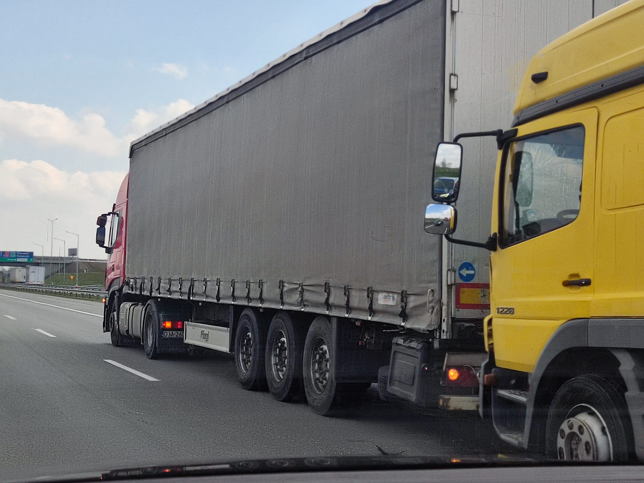 Kolizja dwóch ciężarówek na poznańskim odcinku A2 i duże korki