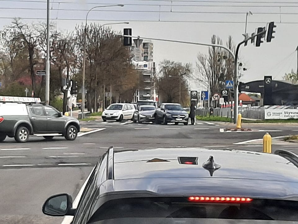 Zderzenie samochodów na skrzyżowaniu ul. Warszawskiej i św. Michała