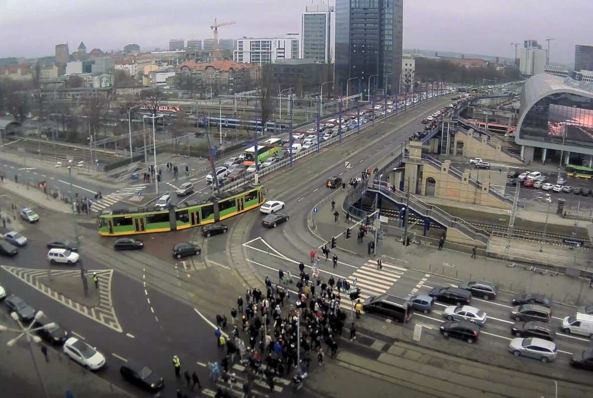 Tłumy zmierzają na targi Poznań Motor Show – policja kieruje ruchem w okolicy