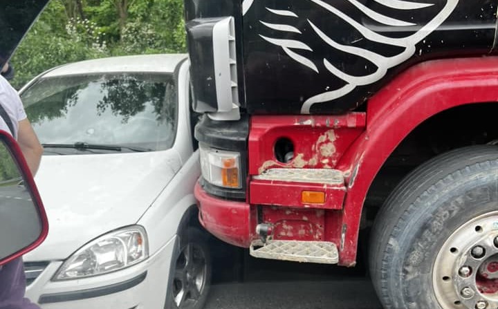 Zderzenie samochodu z ciężarówką – utrudnienia na ul. Niestachowskiej