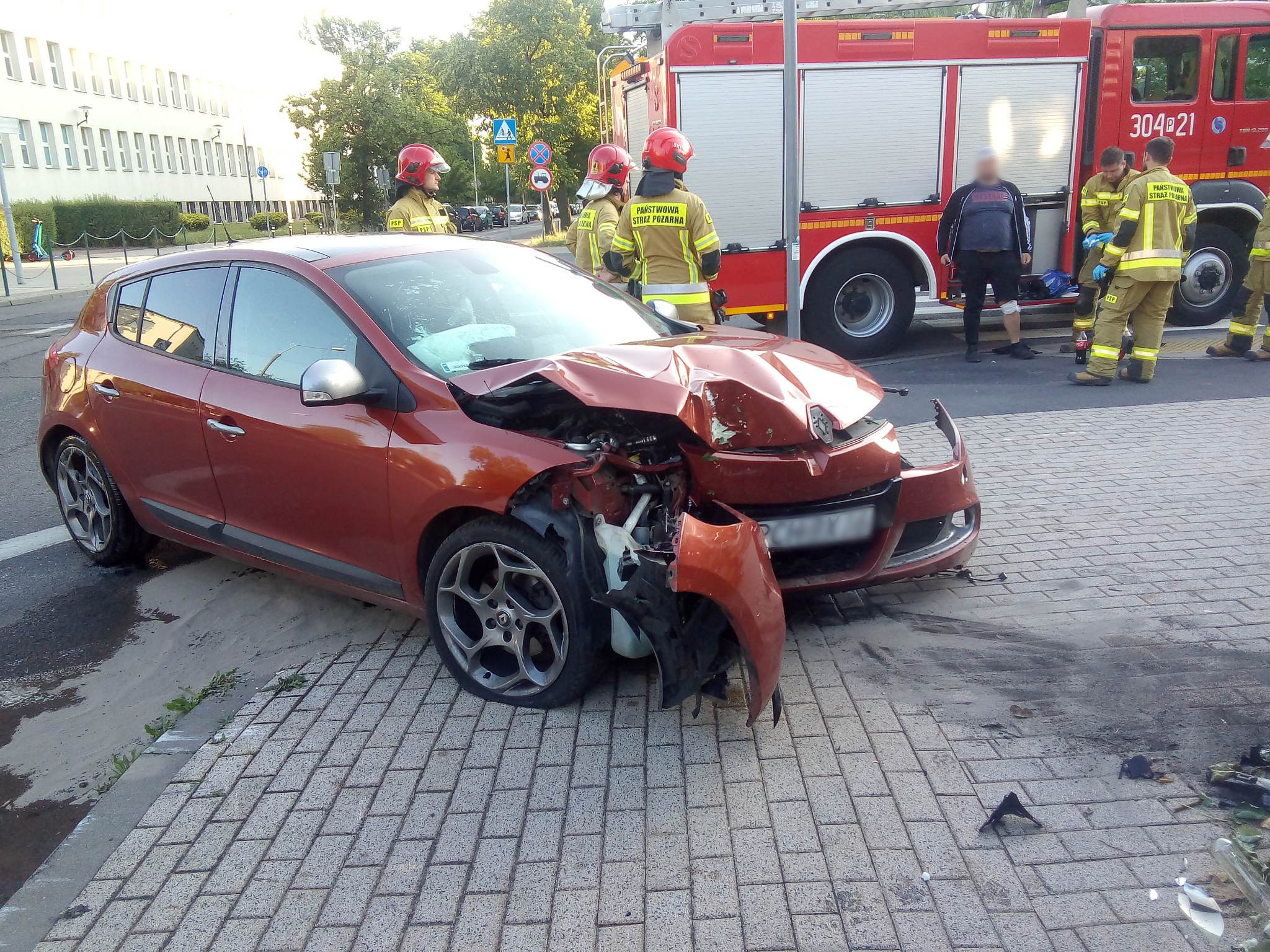 Samochód uderzył w słup na skrzyżowaniu ul. Szamotulskiej i Szamarzewskiego