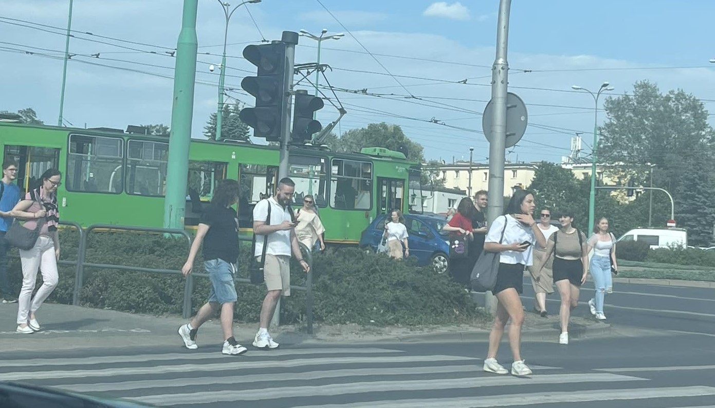 Zderzenie samochodu z tramwajem na Rondzie Śródka – duże korki na dojazdach!