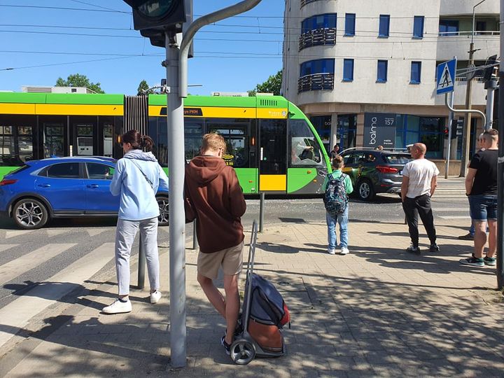 Zderzenie samochodu z tramwajem na skrzyżowaniu ul. Głogowskiej i Górczyńskiej