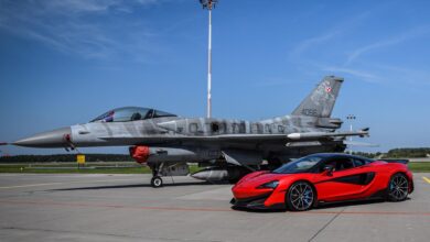 Wyjątkowy pojedynek na poznańskiej Ławicy: Myśliwiec F16 kontra McLaren