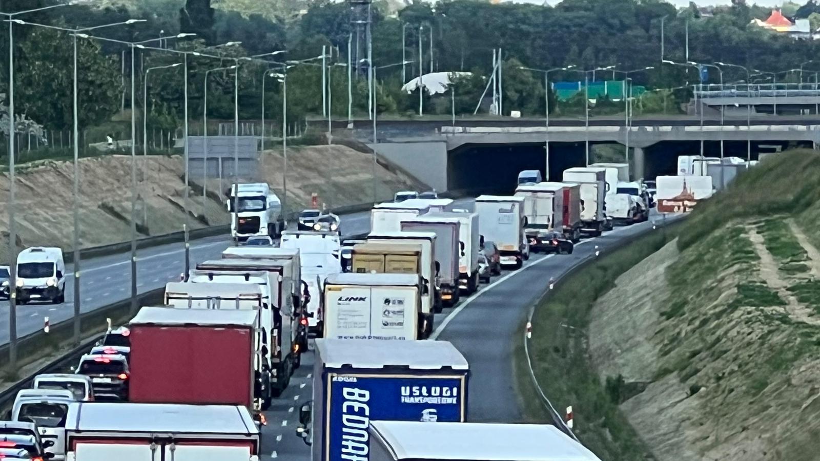 Wypadek i kolizja na A2 – korki na obu nitkach poznańskiego odcinka autostrady
