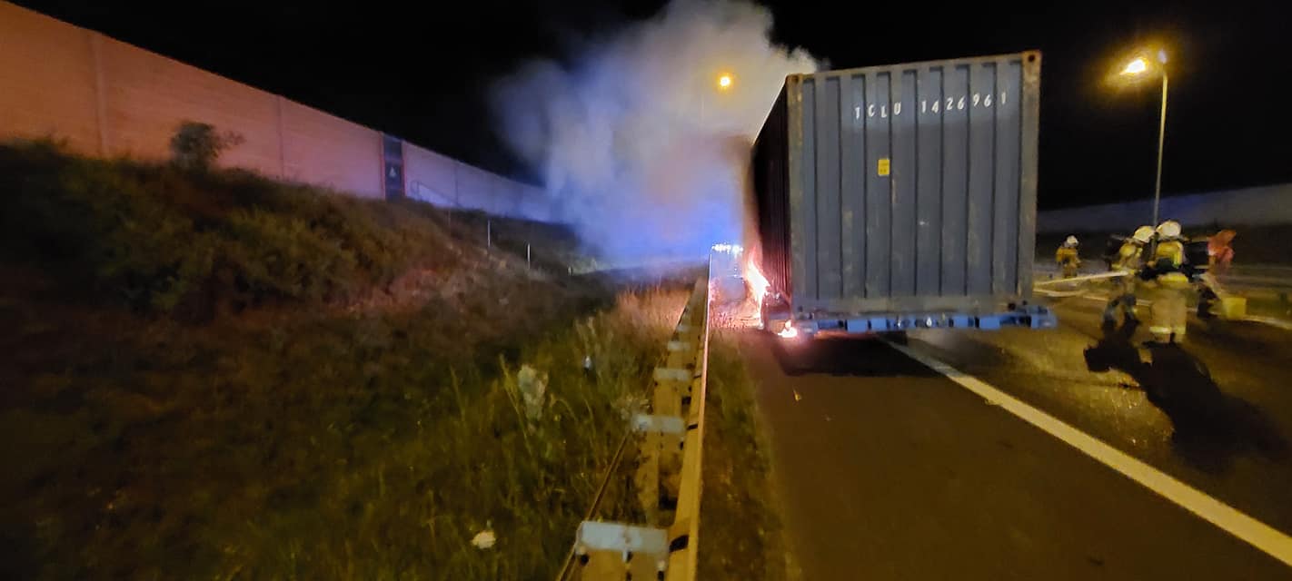 Nocny pożar ciężarówki na S5. Działania służb trwały do rana