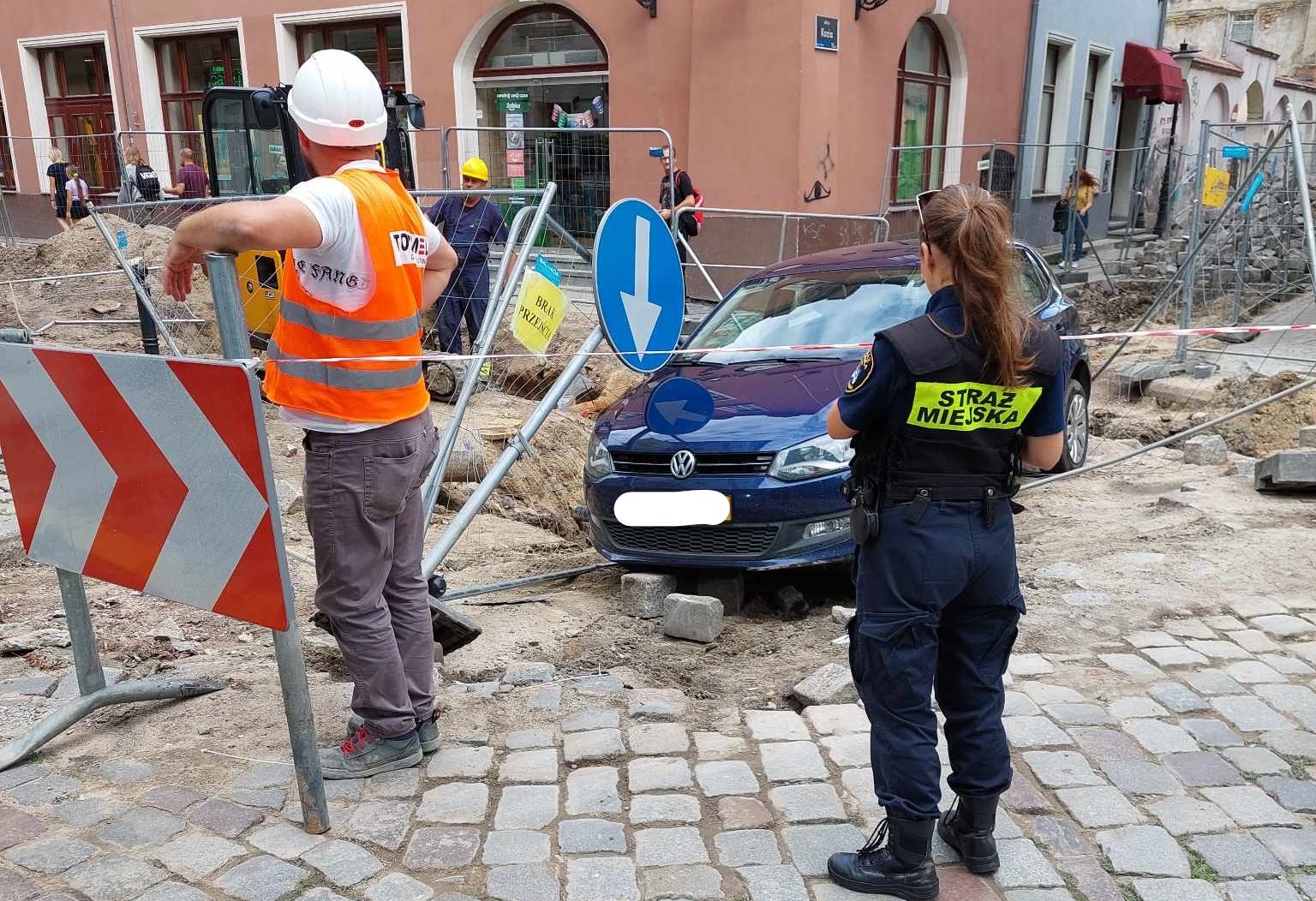 “Kolejna ofiara remontu”, “złe oznakowanie” – dlaczego samochód wpadł do wykopu na Starym Rynku?