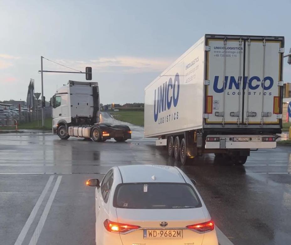 Naczepa ciężarówki blokuje przejazd przez skrzyżowanie w Komornikach tuż za wyjazdem z Poznania