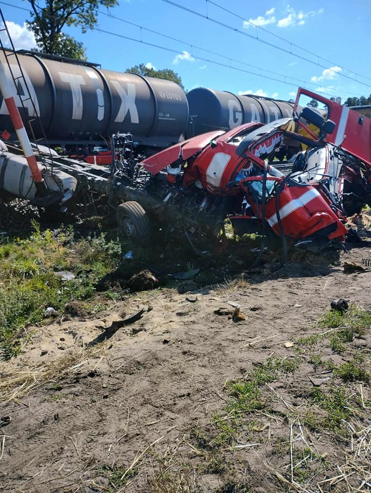 Wypadek na niestrzeżonym przejeździe kolejowym: kierowca ciężarówki Zabrany do szpitala śmigłowcem