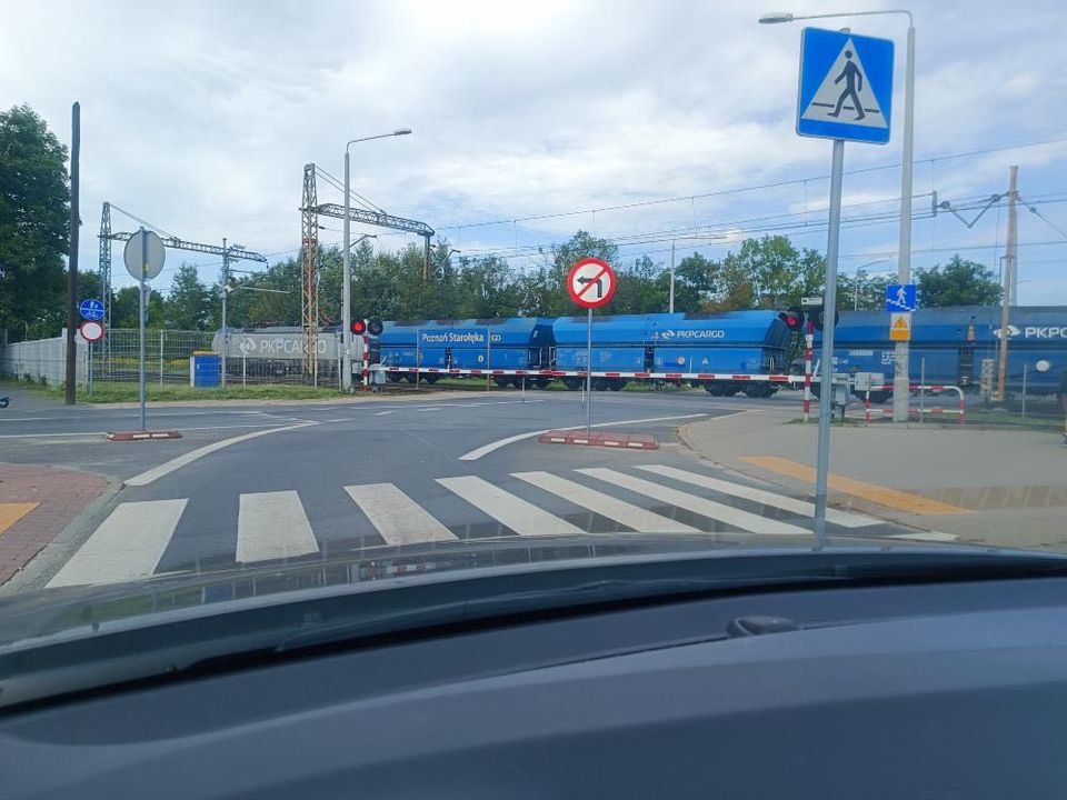 Pociąg wykoleił się na Starołęce, przejazd kolejowy zablokowany – duże utrudnienia w ruchu!
