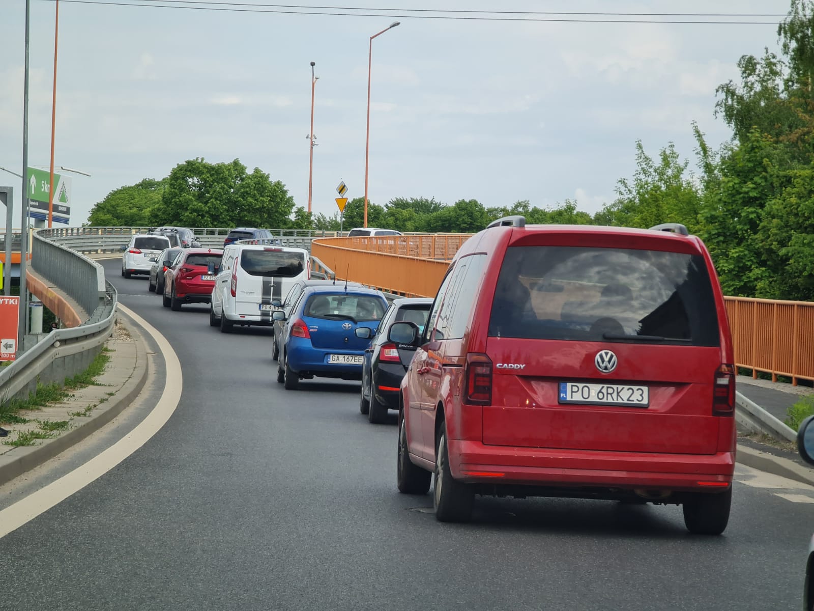 Kierowcy “uciekli” z zakorkowanej A2 i… zakorkowali Poznań