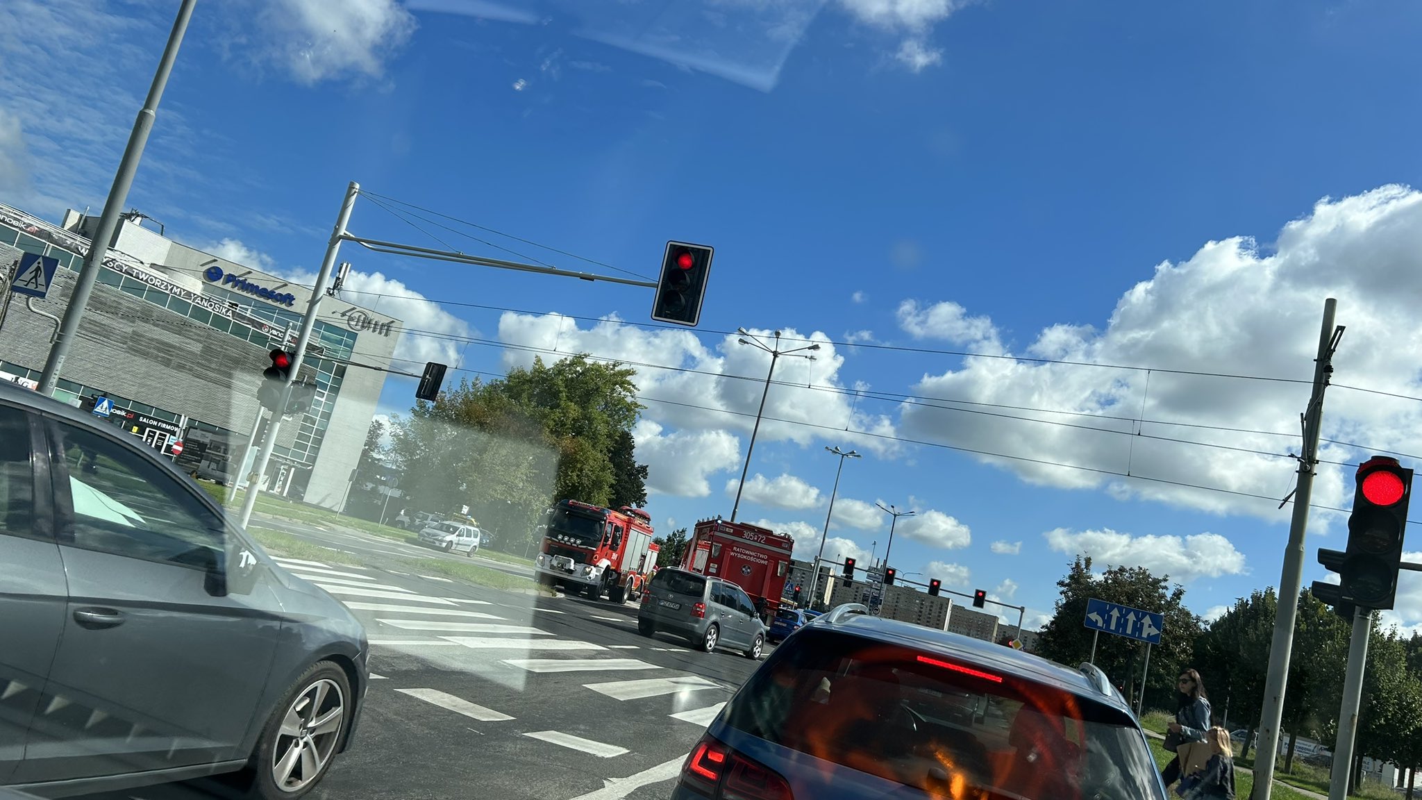 Zderzenie samochodów i utrudnienia na skrzyżowaniu ul. Piątkowskiej i Al. Solidarności