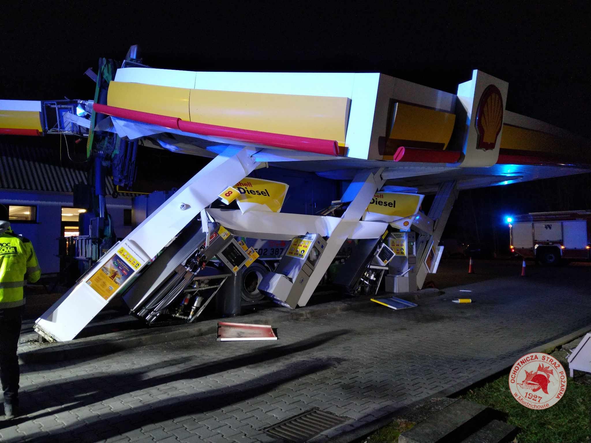 Ciężarówka uszkodziła zadaszenie na stacji paliw. Problemy przy DK92