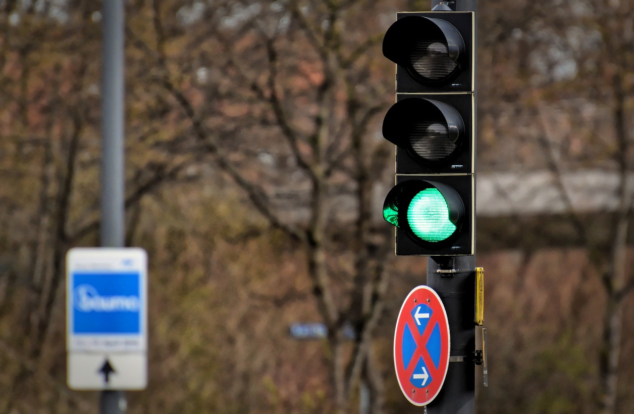 Naukowcy proponują czwarte światło w sygnalizacji drogowej dla samochodów autonomicznych