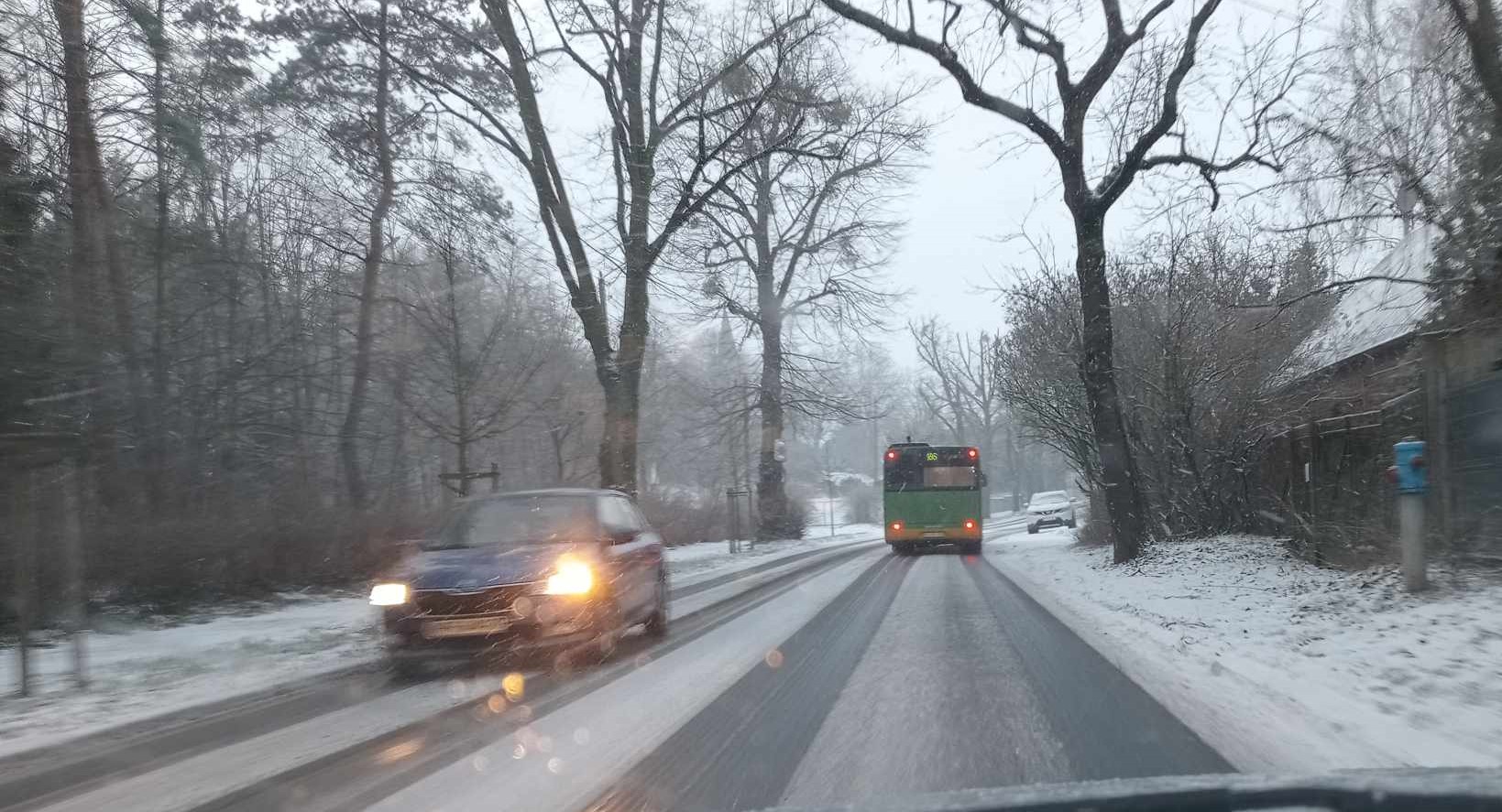 Na drogach nadal ślisko – kolizje na S5 i S11, problemy na północy Poznania