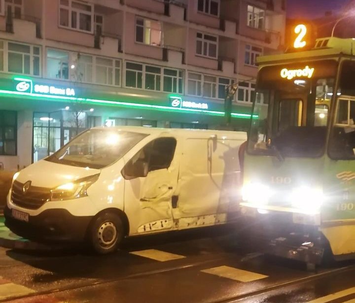 Zderzenie samochodu z tramwajem na ul. Zwierzynieckiej – wstrzymano ruch tramwajowy