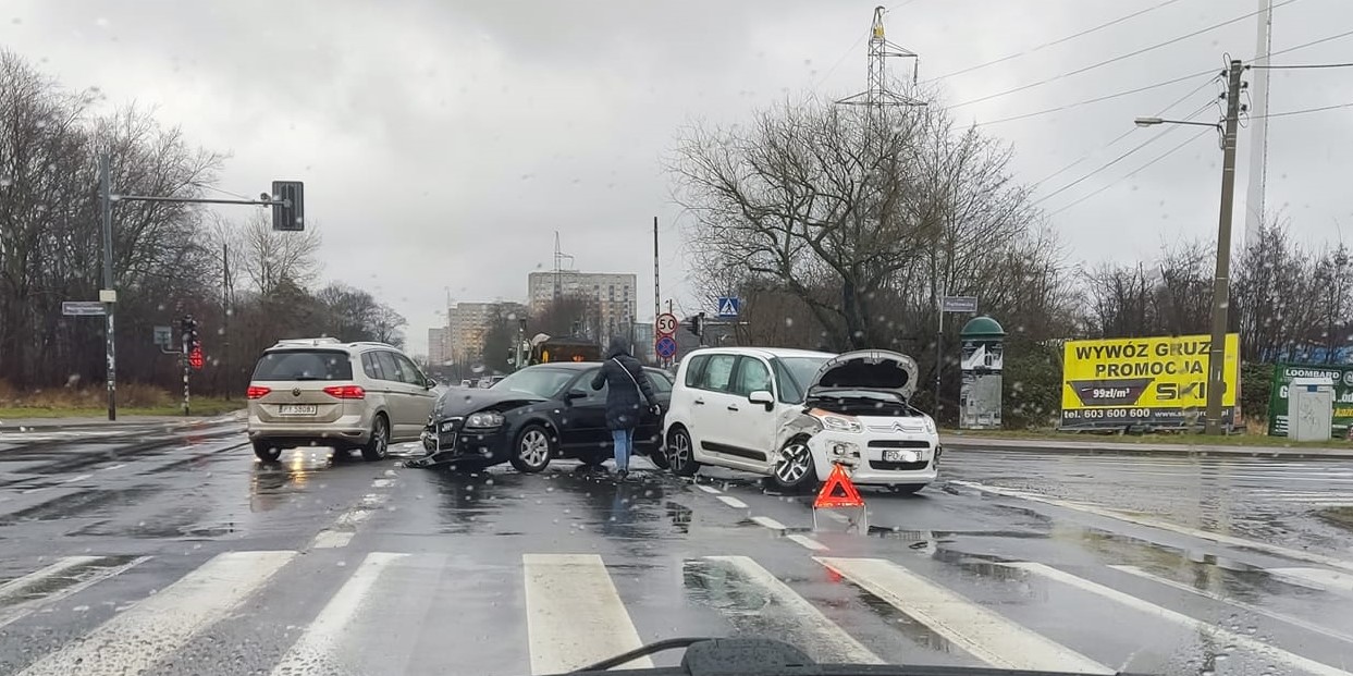 Zderzenie dwóch samochodów na skrzyżowaniu ul. Lechickiej, Piątkowskiej i Wojciechowskiego