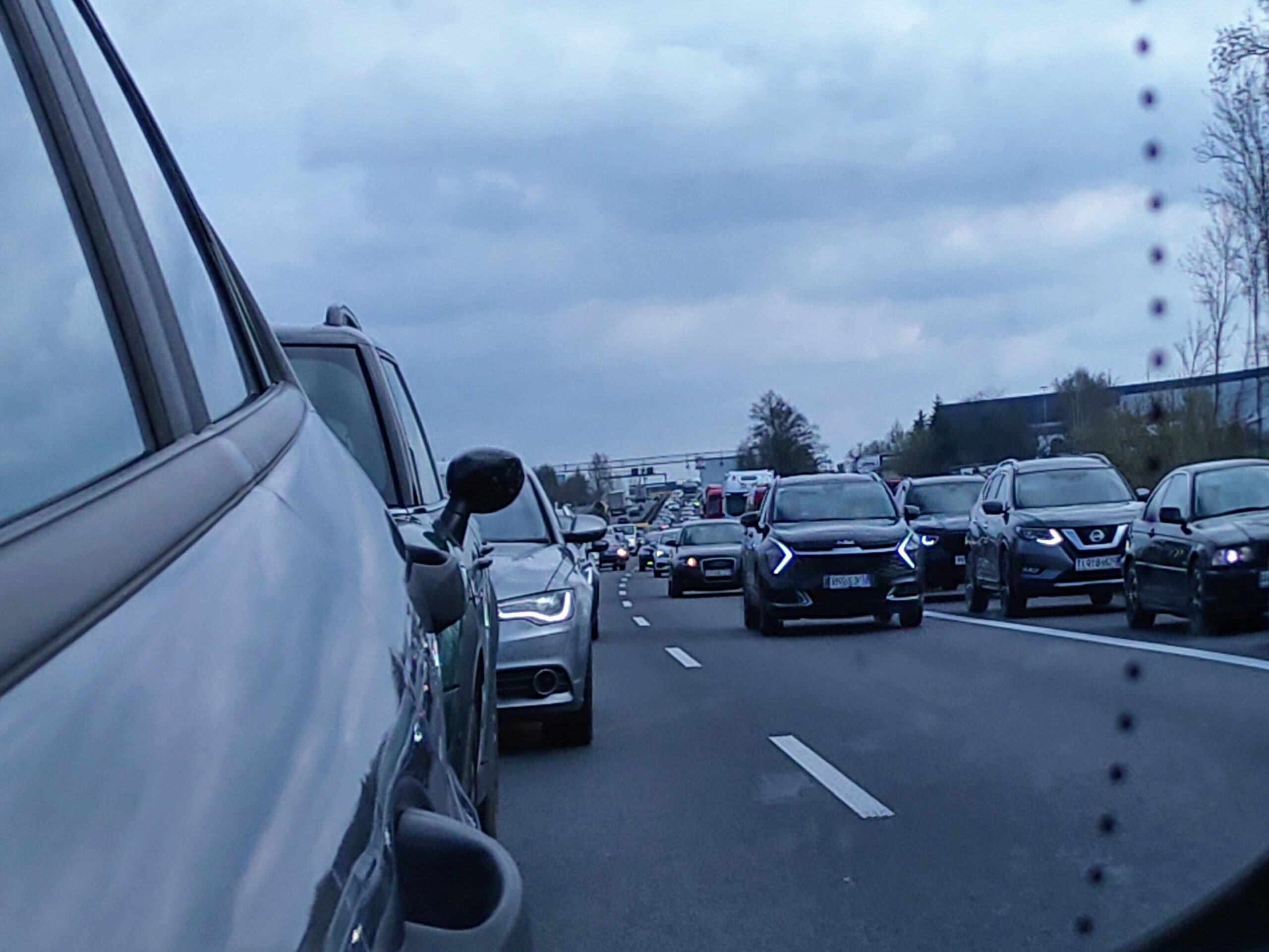 Myśliwi blokują autostradę A2 – coraz większy korek na poznańskim odcinku! (Aktualizacja)