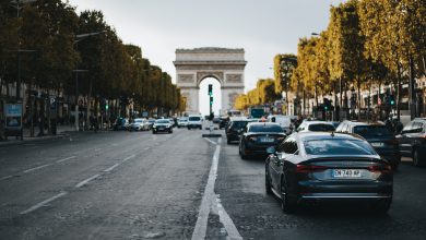 Paryżanie mają dość SUVów: parkowanie będzie droższe. Trend przyjmą inne europejskie miasta?