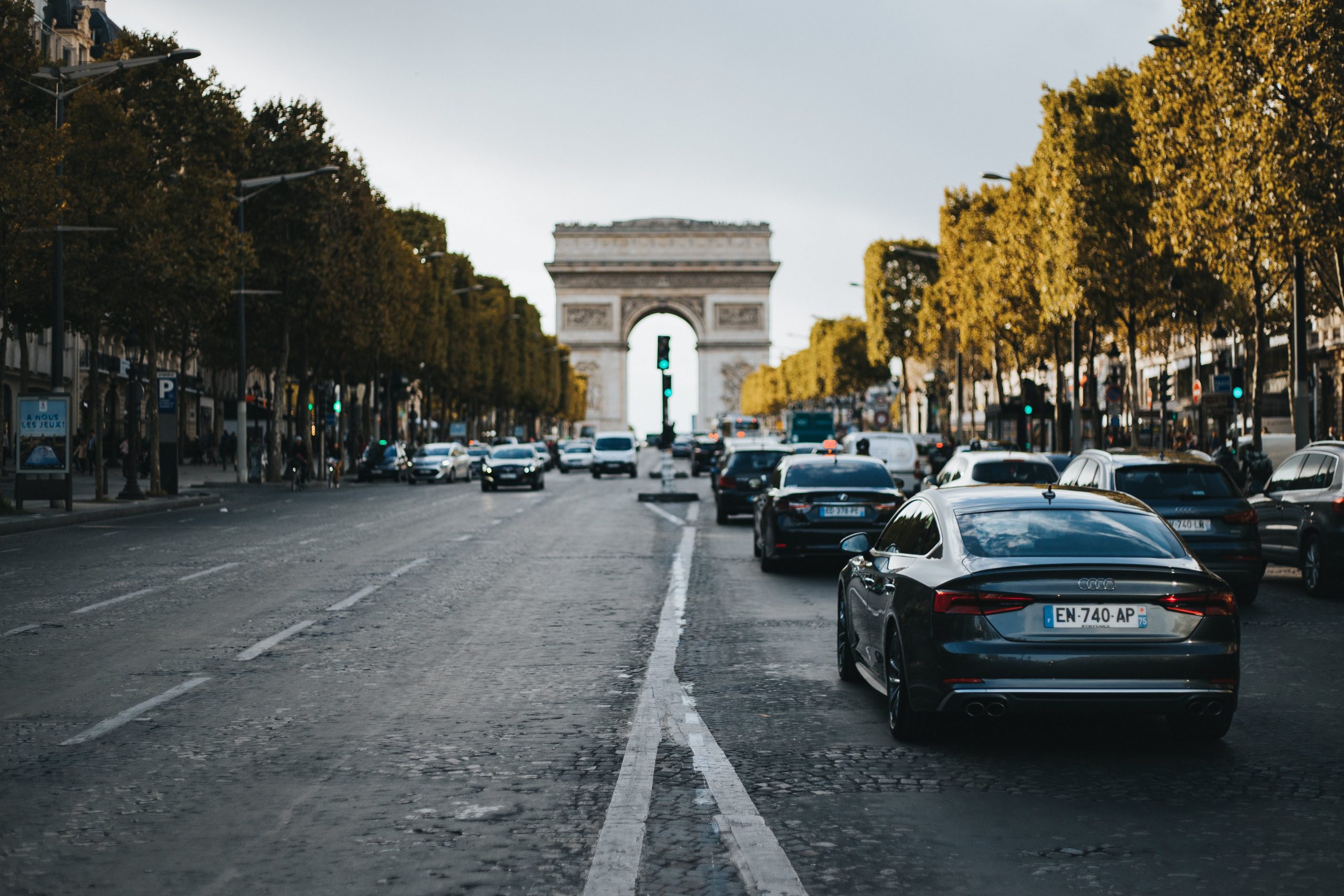 Paryżanie mają dość SUVów: parkowanie będzie droższe. Trend przyjmą inne europejskie miasta?