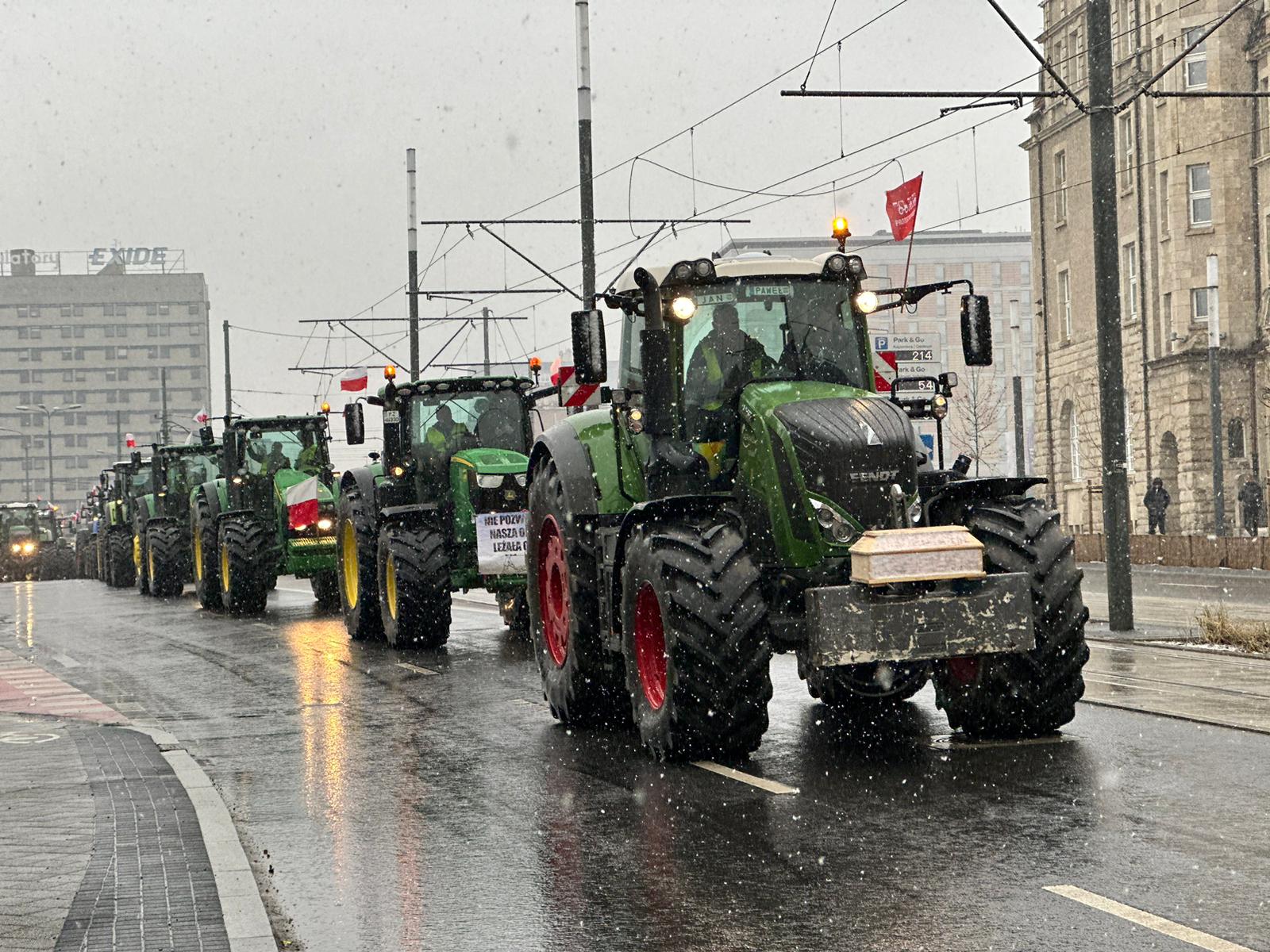 Kolejni rolnicy dojeżdżają do centrum Poznania na protest