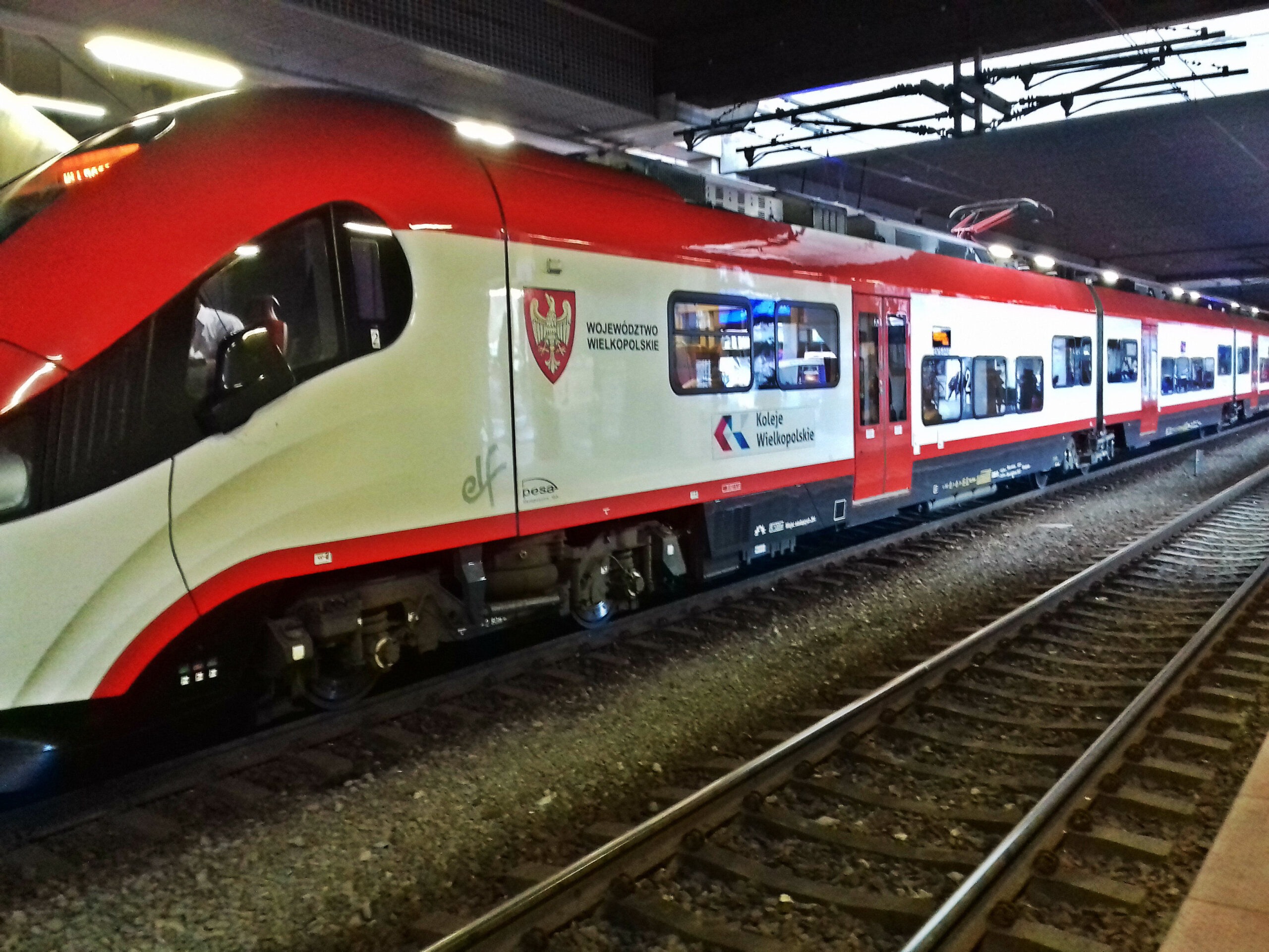 Zderzenie pociągu z samochodem pod Poznaniem – utrudnienia w ruchu kolejowym i kołowym