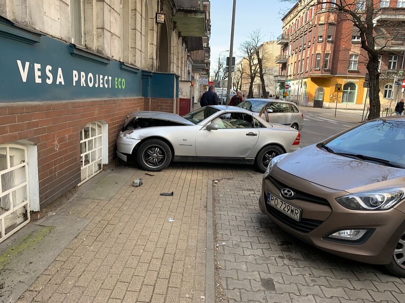 Samochód uderzył w ścianę budynku na ul. Szamarzewskiego. Kierowca uciekł