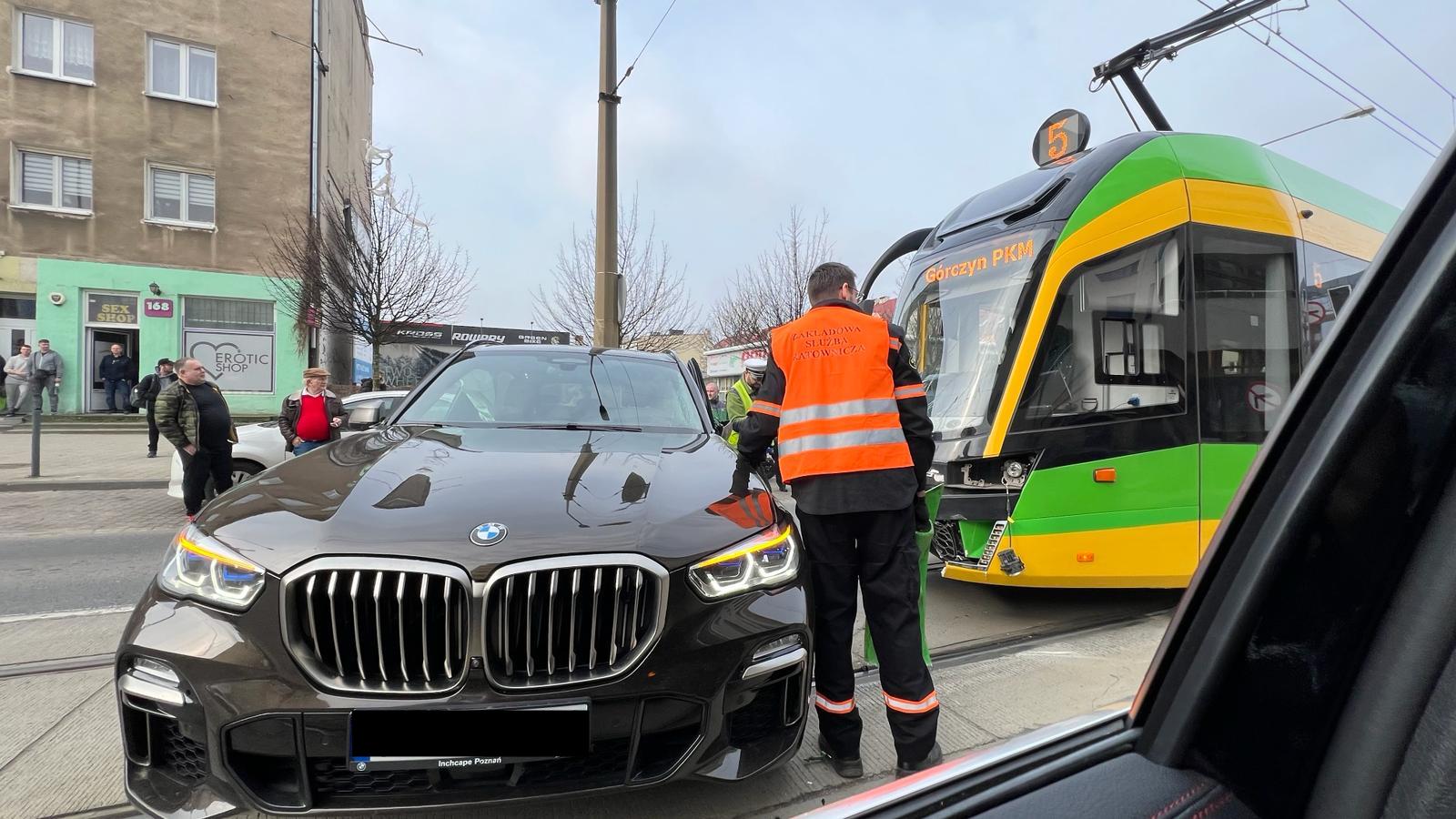 Zderzenie samochodu z tramwajem na ul. Głogowskiej – duże utrudnienia!