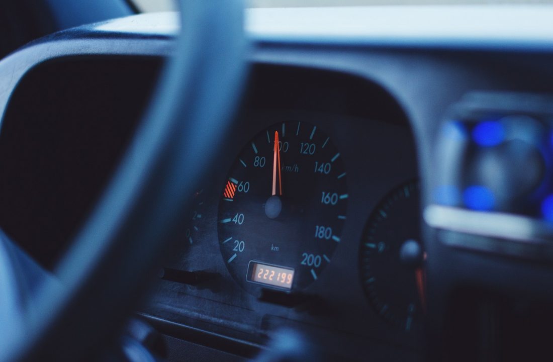Jak prawidłowo korzystać z tempomatu w samochodzie – jego zalety i wady