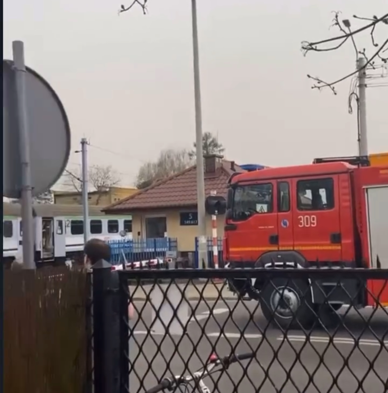 Rowerzysta potrącony przez pociąg w Puszczykowie. Trwa akcja ratunkowa