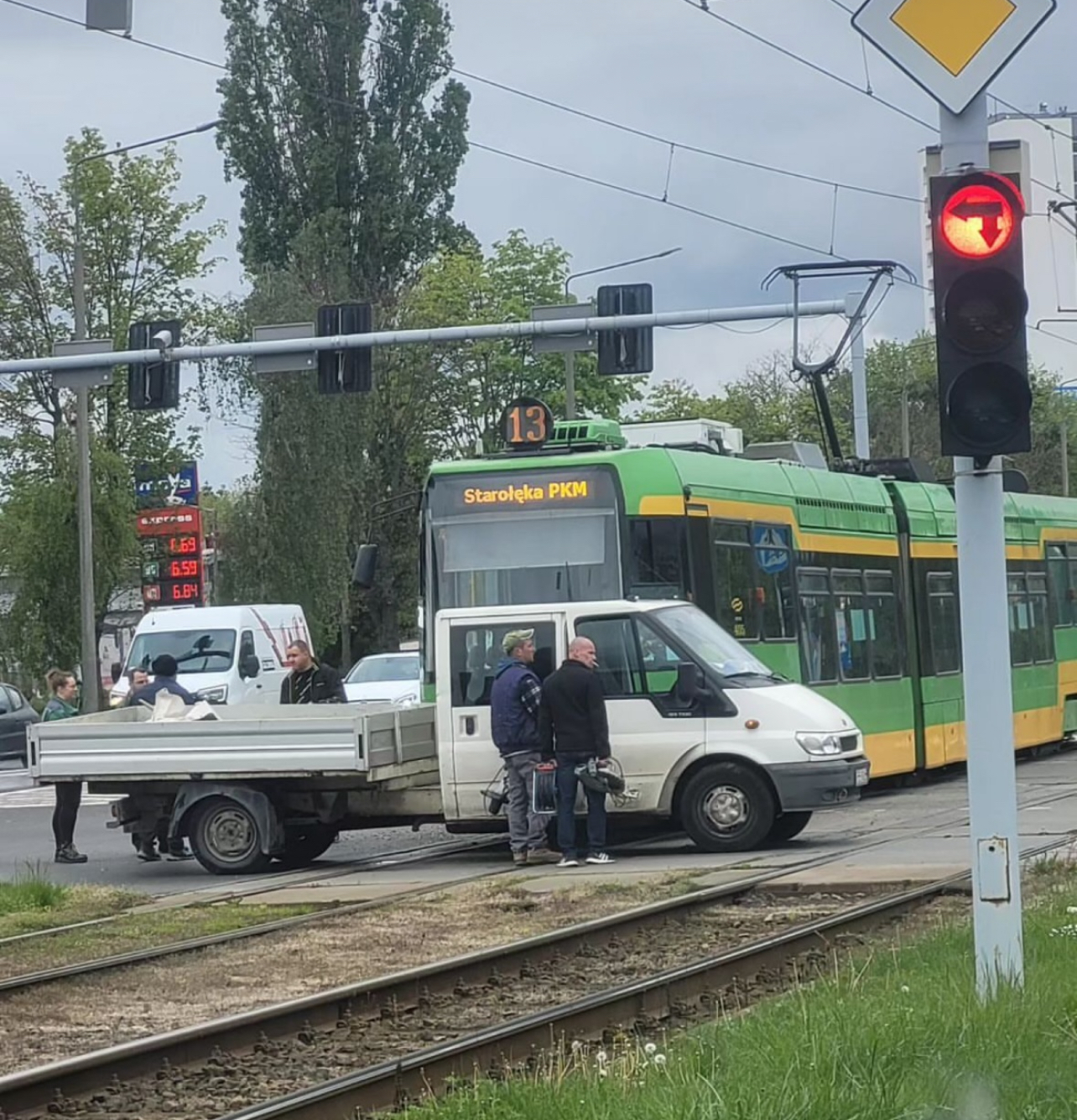 Kolizja tramwaju z samochodem na ul. Zamenhoffa w Poznaniu – ruch tramwajowy wstrzymany
