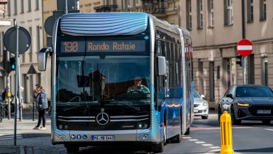 W nietypowych barwach, z nietypowym napędem: po poznańskich ulicach jeździ nowy autobus elektryczno-wodorowy