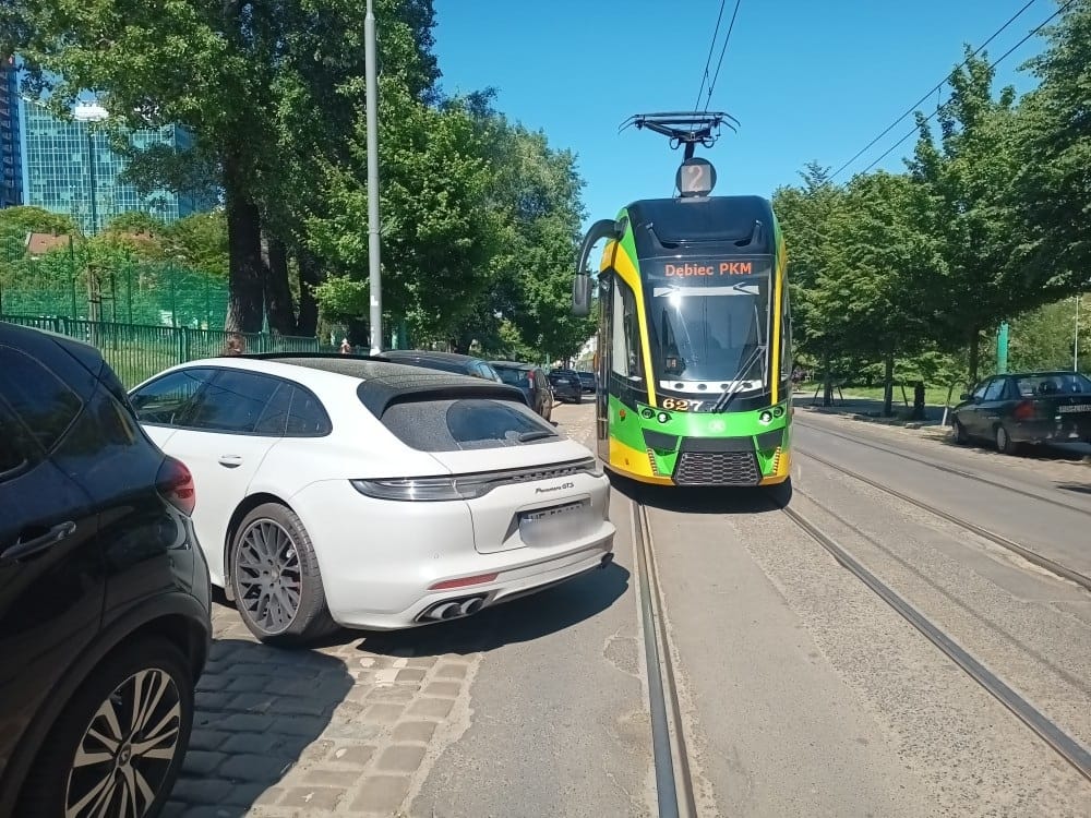 Brak wyobraźni słono go kosztował – wysoki mandat dla kierowcy, który zablokował ruch tramwajowy
