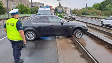 Samochód wpadł na torowisko. “Kierowca nie opanował pojazdu w deszczu”