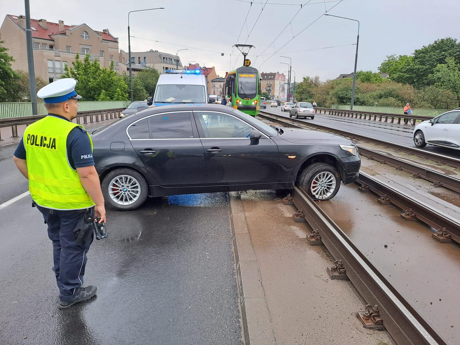 Samochód wpadł na torowisko. “Kierowca nie opanował pojazdu w deszczu”