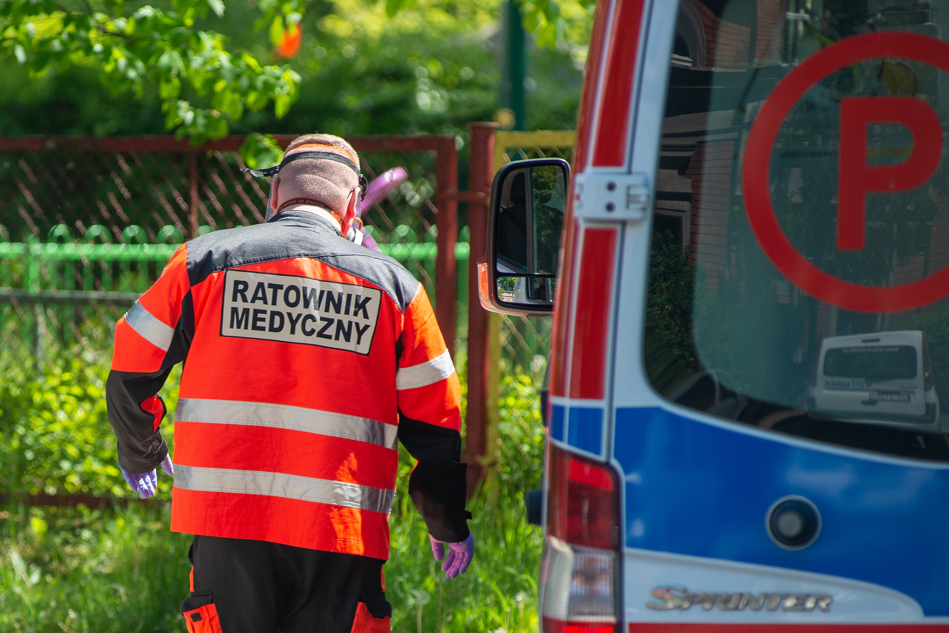 Niecodzienny wypadek w Piaskach: Motocyklista stracił przytomność podczas wyjazdu z posesji