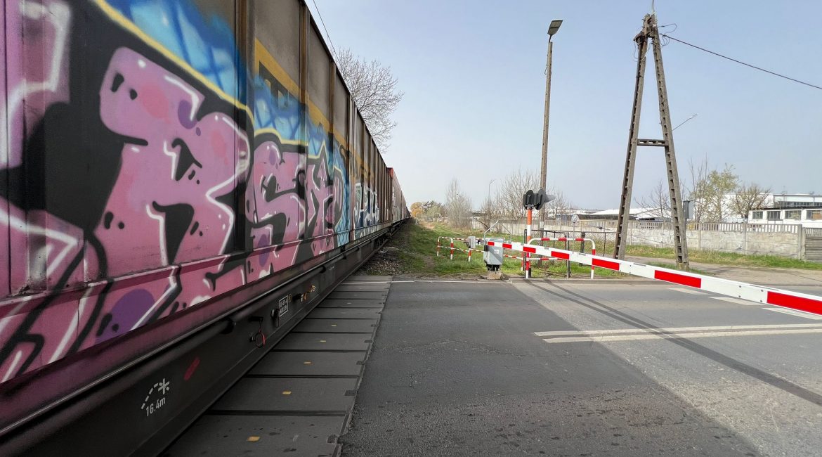 Przejazd na ul. Naramowickiej zablokowany przez uszkodzony pociąg