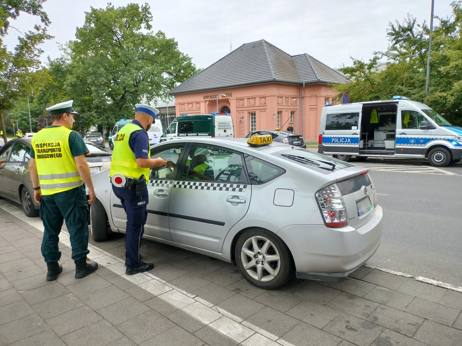 Służby w Poznaniu sprawdzają, czy kierowcy wykonujący przewóz osób mają polskie prawa jazdy