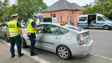 Służby w Poznaniu sprawdzają, czy kierowcy wykonujący przewóz osób mają polskie prawa jazdy