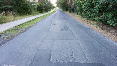 Zniszczona nawierzchnia zniknie z ul. Zagajnikowej – ruszają prace remontowe