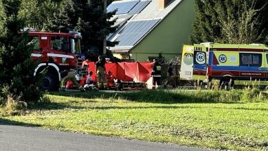 Samochód zderzył się z motocyklem, nie żyje policjant. Ratownicy walczyli o jego życie ponad godzinę