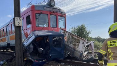 Kierowca był oślepiony? Dwie osoby zginęły w wypadku na przejeździe