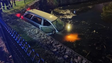 Samochód wpadł do stawu. W środku były cztery osoby